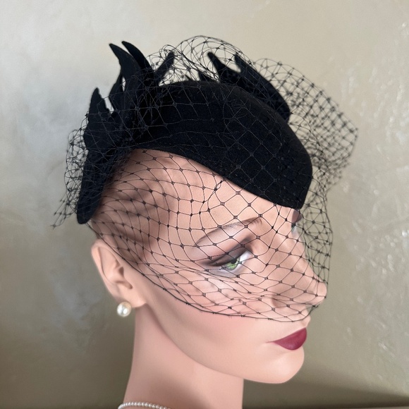 GLAMOROUS 1950\'s BLACK FELT TOQUE WITH FELT \